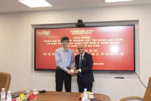 Ông Trần Hạo – Chủ tịch Ban giám sát – Tập đoàn Cảng Quốc tế Thượng Hải tặng quà lưu niệm cho ông Perter Hồng. Ảnh: Tổ Truyền thông Cảng Sài Gòn