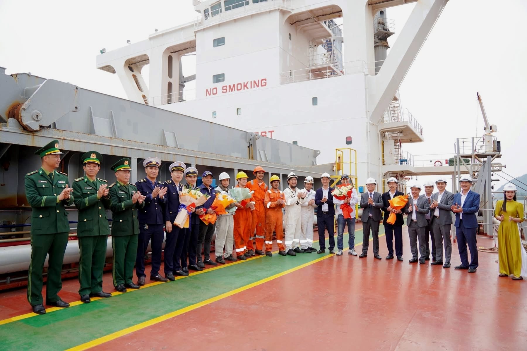 Chuyến tàu “xông đất” Xuân Bính Ngọ tại Cảng Vũng Áng