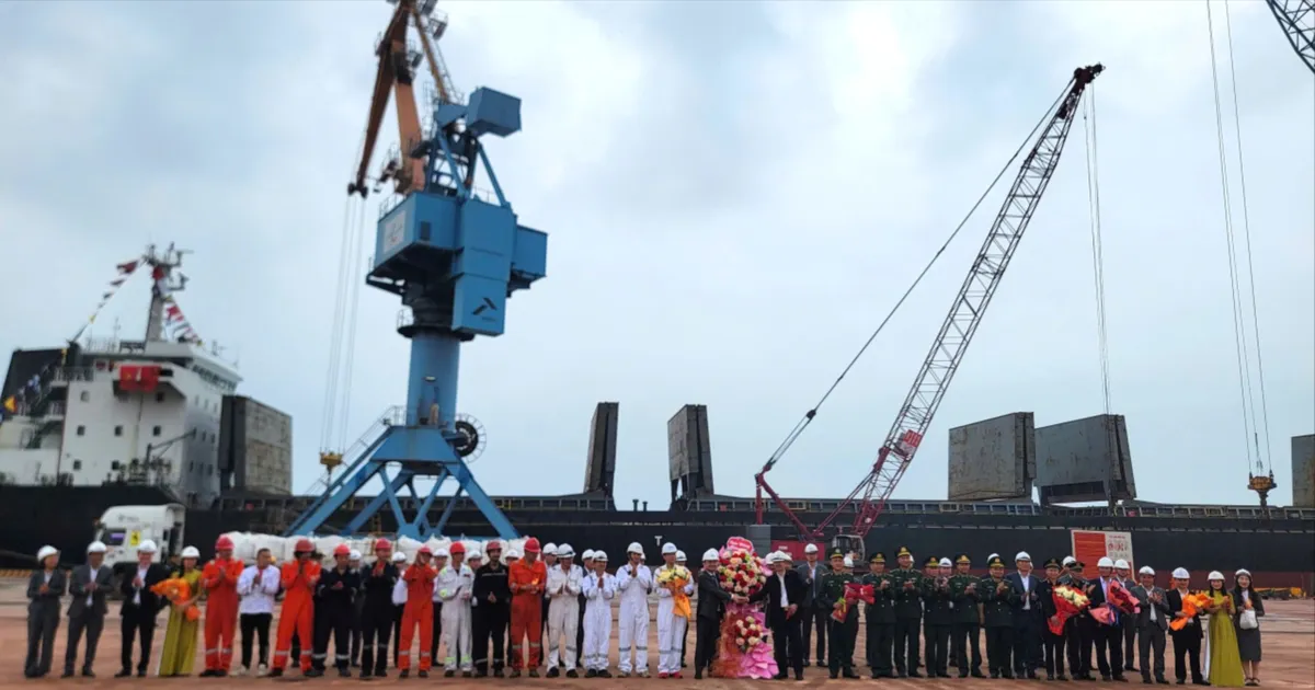 Chuyến tàu “xông đất” Xuân Bính Ngọ tại Cảng Vũng Áng