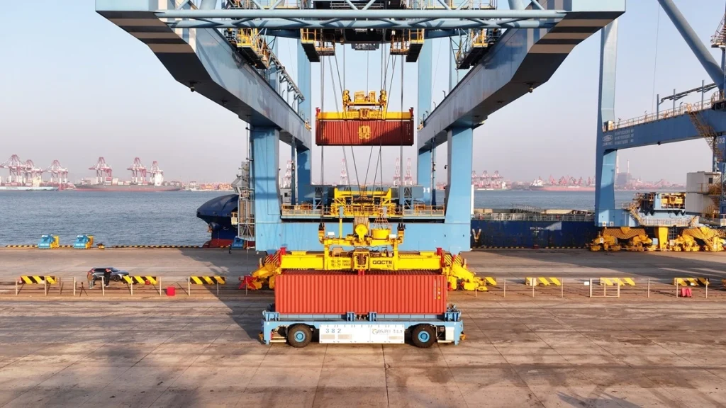 Trung Quốc lần đầu vận hành tàu container không người lái toàn quy trình