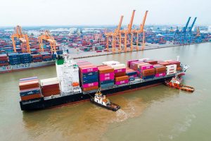 Kiến nghị hỗ trợ tàu biển Việt Nam qua eo biển Hormuz, giữ ổn định giá cước vận tải