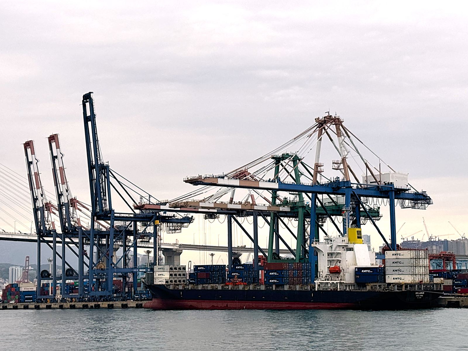 Lợi thế cạnh tranh của cảng Busan trong mạng lưới logistics Đông Bắc Á