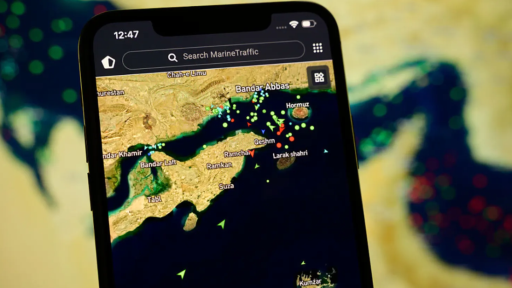 Một bức ảnh chụp từ vệ tinh hiển thị trên màn hình điện thoại ngày 8/4/2026 cho thấy vẫn đang có nhiều tàu bè chưa đi qua được eo biển Hormuz