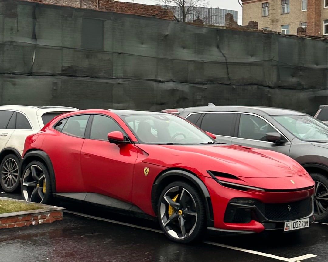 Hàng loạt xe sang bị mắc kẹt do xung đột ở Trung Đông