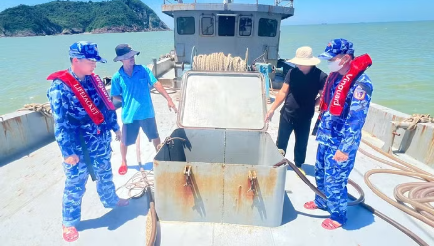 Tạm giữ tàu chở hàng chục nghìn lít dầu D.O không rõ nguồn gốc tại Hà Tĩnh