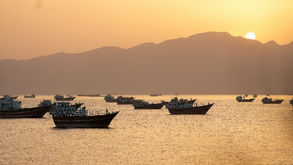 Nhiều siêu tàu chở dầu thô đã di chuyển qua Eo biển Hormuz an toàn trong bối cảnh khu vực này vẫn tiềm ẩn rủi ro an ninh hàng hải.